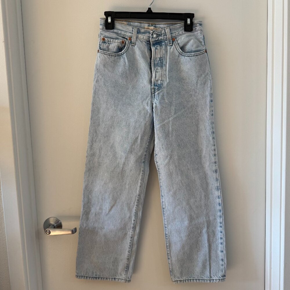 Light wash Levis Ribcage Straight Ankle Denim jeans